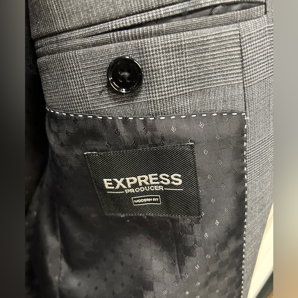 Express Suit - Picture 6 of 10